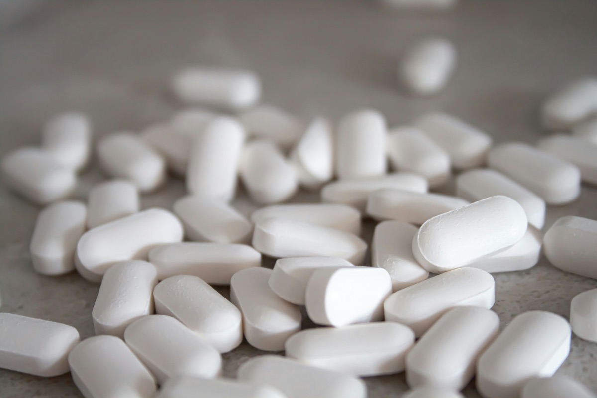 Calcium na maagverkleining met supplementen en dagplanning op tafel